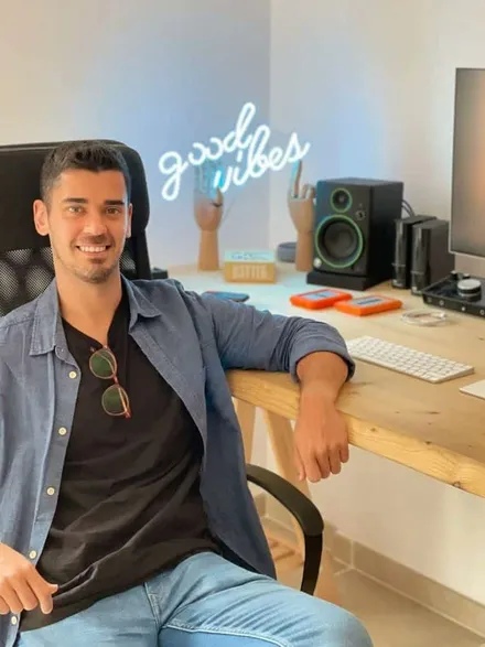 Juan Pardo en su estudio, sentado junto a su mesa de trabajo